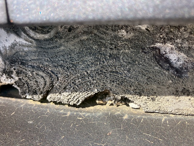 漆喰に穴が開いている